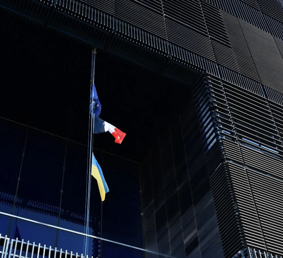 Drapeau de l'Ukraine devant l'hôtel de ville de Montpellier